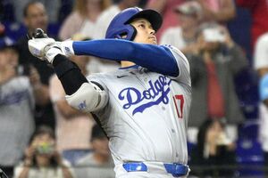 9月20日、史上初の“50―50”を達成した次の打席でも3打席連続のホームランを放った大谷翔平　写真／共同通信社