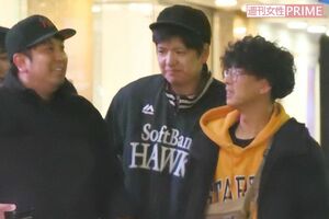 歌舞伎町を談笑しながら歩く『レインボー』のジャンボたかおと『からし蓮根』伊織と『たくろう』の木村バンド