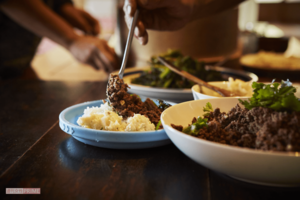 お手製の鹿肉ガパオとポテトサラダ。材料はすべて庭で育てた野菜や、山で狩った動物から※撮影／いとうしゅんすけ