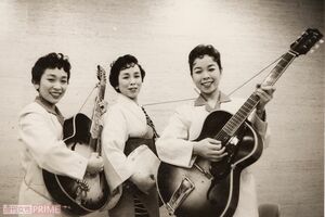 デビューしたころのかしまし娘（左から照枝さん、歌江さん、花江さん）