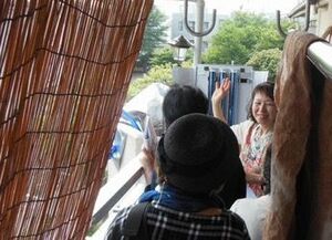 太陽熱を集めて料理もできる、と藤井さんのご自宅のベランダで