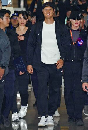 2024年3月に韓国での開幕に真美子さんを伴っていた大谷翔平/共同通信社