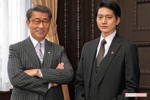 中井貴一（左）と向井理（右）　撮影／佐藤靖彦