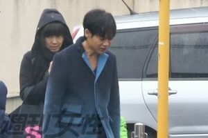 青いグラデーションのコートでオシャレな名倉。途中参加した満里奈と仲睦まじく車で帰宅