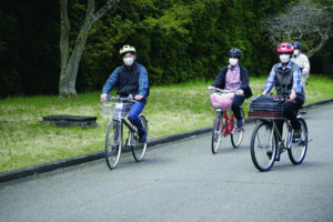 今年4月。御料牧場でサイクリングを楽しまれているご様子。「カジュアルなチェックシャツのリンクは、とても珍しいですね。アウトドアカジュアルの見本のよう」写真提供/宮内庁