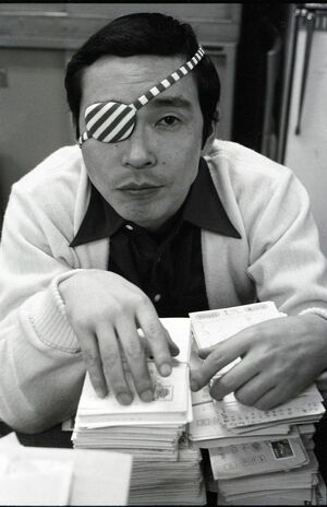 30歳ごろのタモリ。サングラスを外して眼が見える貴重ショット（'77年）