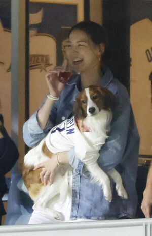 ドジャースのリーグ優勝を見届けた真美子夫人はデコピンを抱えて笑顔を見せた　写真／共同通信社