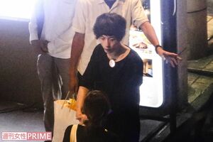 物静かな星野を演じた坂口健太郎。外でスタッフと熱い握手を繰り返していた