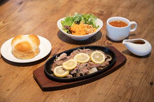 ランチのレモンステーキ（つけ合わせの湯だねパン）とスープ・サラダのセット