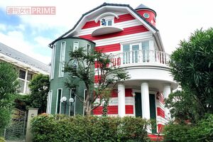 『まことちゃんハウス』には、楳図かずおさんをしのぶ多くのファンが訪れていた