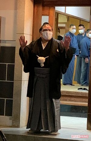 令和4年初場所、千秋楽に優勝を決め出羽海部屋へ。部屋に押し寄せた大勢のファンに手を振る御嶽海