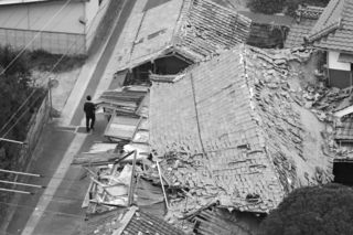 鳥取県中部で起きた地震で倒壊した家屋（共同通信ヘリから撮影）