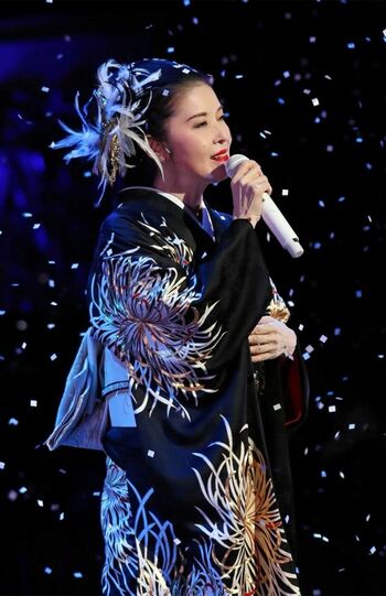 手術から約半月でステージに復帰。ファンから「おかえりなさい」の温かい声援が送られた 写真/藤あや子さん提供