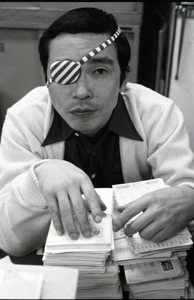 30歳ごろのタモリ。サングラスを外して眼が見える貴重ショット（'77年）