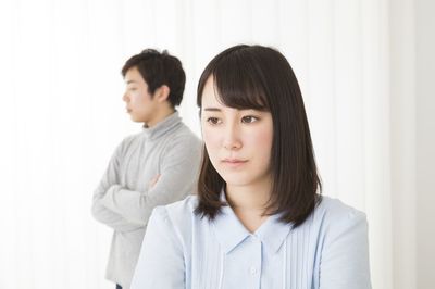夫の携帯を見て罰金刑? 猫の餌やりで慰謝料200万! 親しき仲にトラブルあり