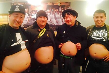 病気が見つかる前はコーラなどをがぶ飲み。日々外食が多く乱れた食生活だったという（写真一番左がヲタルさん）