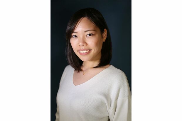 女性議員への調査を行う濱田真里さん