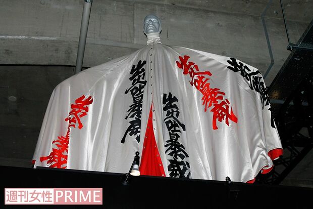 “出火吐暴威”と刺しゅうされた寛斎デザインのマント