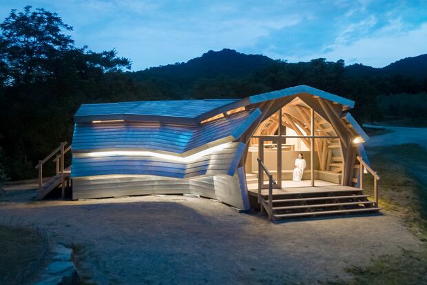 島内で切り出した木材や土に返るサステナブル素材を使ったコミュニケーションラウンジ