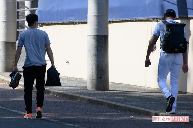 ’21年10月、チームメイトと屋内練習場へ向かう斎藤佑樹①