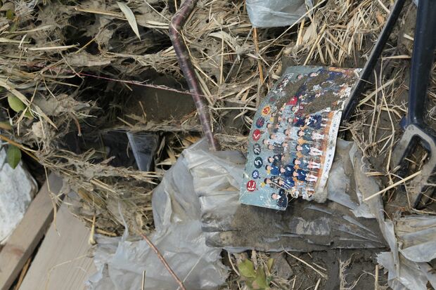 地震発生から2週間以上経ってもなお、あちこちに写真が散らばっていた（陸前高田市、2011年3月29日〜4月1日）