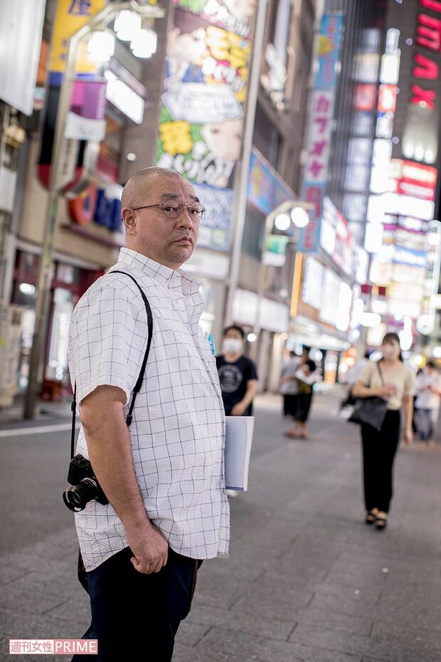 何度も通い詰め、一時は事務所もあった歌舞伎町の繁華街にて。取材案件ごとに用意する分厚い大学ノートとカメラ、ICレコーダーは大事な仕事道具　撮影／伊藤和幸