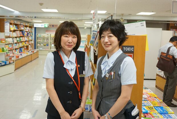 書店員として店頭に立ち、お客様の本の相談にも乗る丸山さん(左)と池上さん(右)