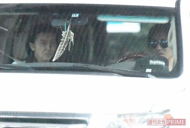 普段は静香の運転する四駆で送迎中の木村。父娘は楽しそうに話していた（その３）