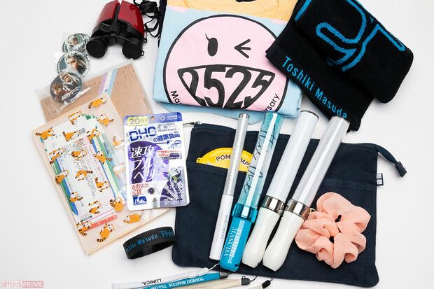 声優ファンたちが応援する際に持参するグッズの数々。 イベントで応援する際は“推し”が少しでもクッキリ見えるよう、ブルーベリーのサプリを服用するのが流行っているとか。 ​「舞台やコンサートでの表情を見逃さないために、軽くて手ブレしないオペラグラスは必須です!」（カナ）