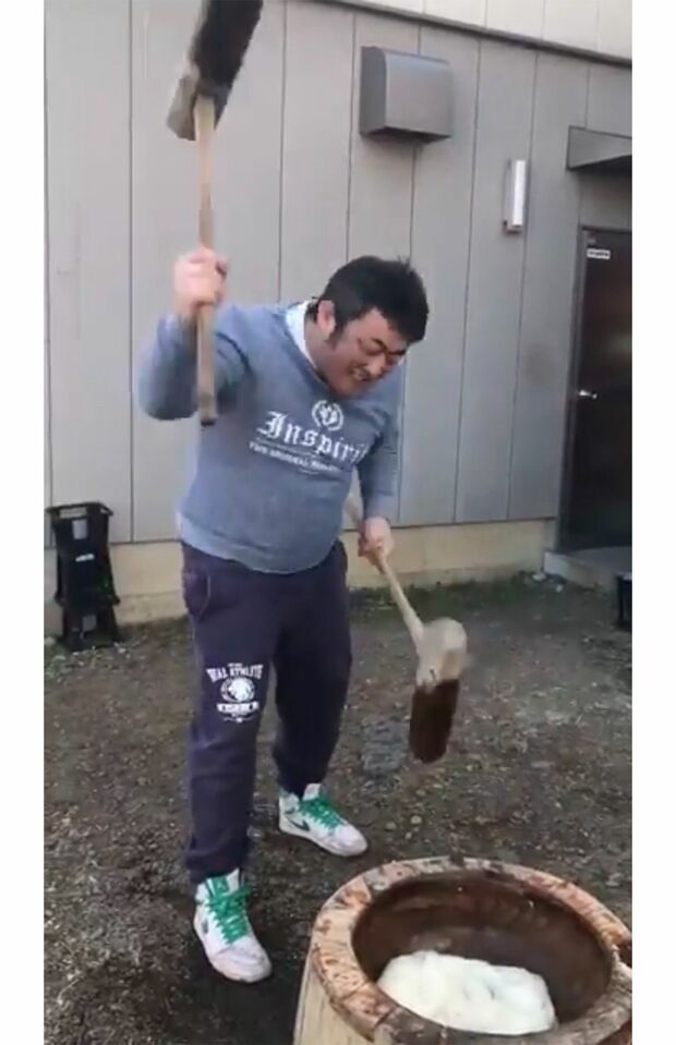 餅つきで二刀流を披露する江口容疑者（本人のSNSより）