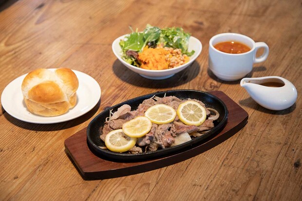 ランチのレモンステーキ（つけ合わせの湯だねパン）とスープ・サラダのセット
