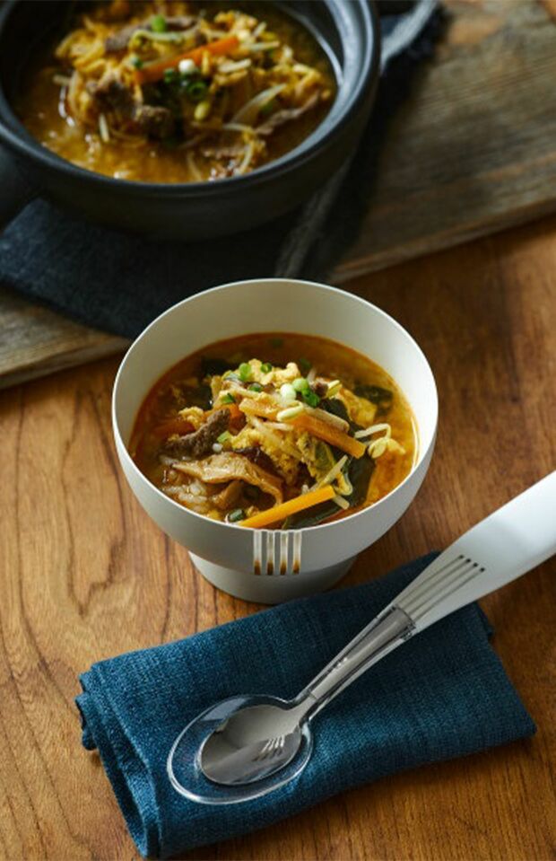 元々は箸型デバイスを開発していたが、減塩食のニーズが高いラーメンや汁ものにより適したお椀とスプーンというかたちに進化