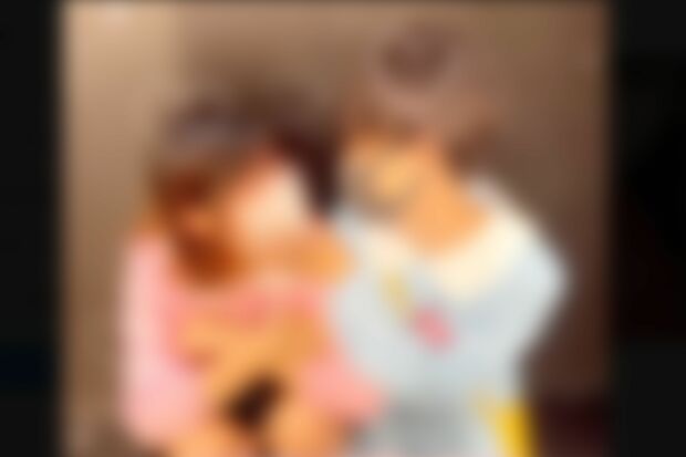 コスプレ姿でメンズ地下アイドルに顎クイされる皆川琴美被告（本人のツイッターより）