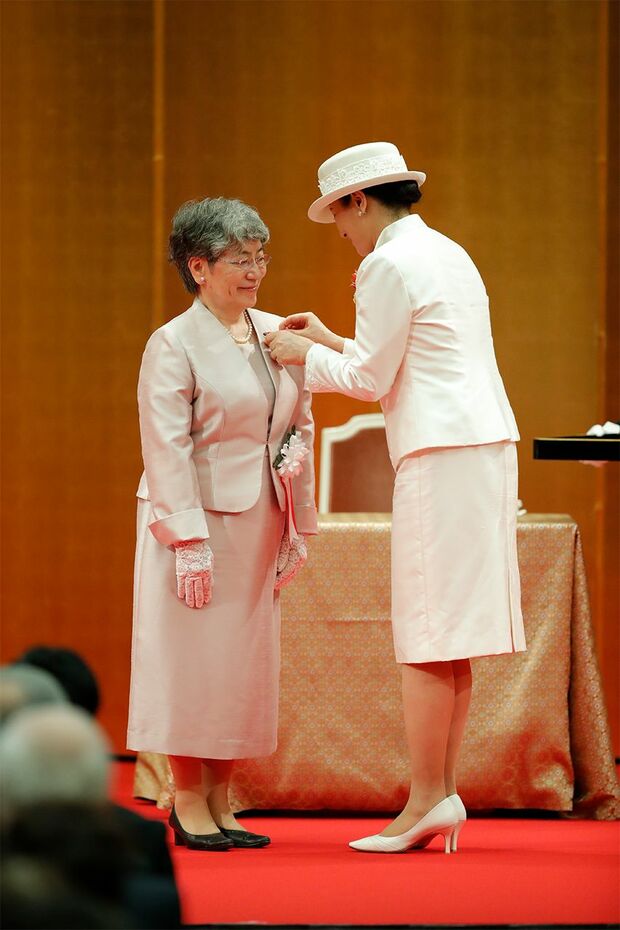 皇后雅子さまからフローレンス・ナイチンゲール記章を胸につけられた秋山さん