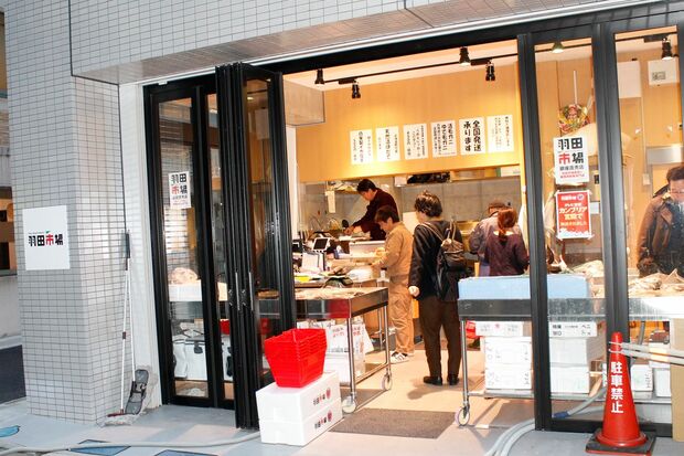 プロの業者から一般客まで多くの人が訪れる、羽田市場 銀座直売所