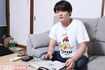 祖母がずっと読んでいるという『週刊女性』を見ながら、インタビューに応じるSUSURU 撮影/吉岡竜紀