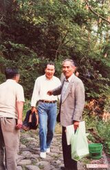 親友と旅行する渥美さん。私服写真はとても貴重。