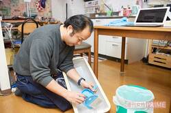 ジェリーさん宅で掃除をしながら、「早く終われば値引きします」と古市さん