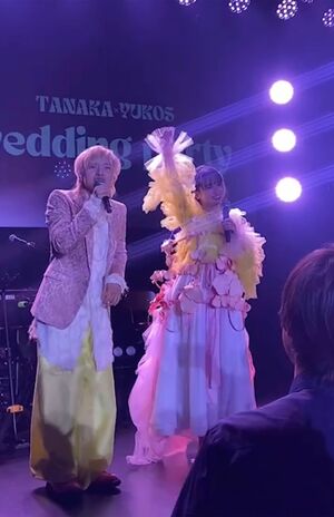 2次会で盛り上がる新婦のゆうこすと新郎のたなか（参加者提供）