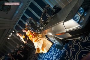 2013年11月、映画にちなんだ披露宴に。「デロリアン」も登場