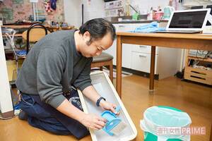 ジェリーさん宅で掃除をしながら、「早く終われば値引きします」と古市さん