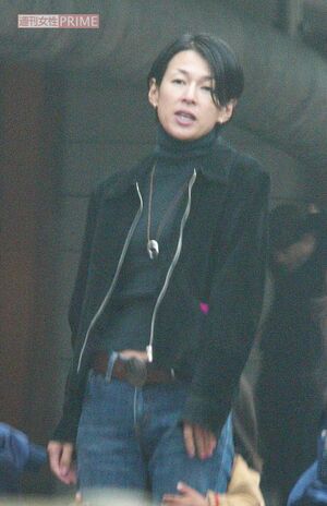 2004年、娘の送迎時も抜群のスタイルでオーラを放っていた鈴木保奈美