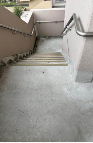 広瀬容疑者の母・秀子さんの遺体が放置されていた階段踊り場付近