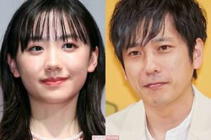 左から芦田愛菜、二宮和也