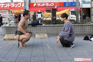 東京・高円寺の路上でパフォーマンスをする、ごっちゃんこさん。誰とでもその場で相撲を取ることも