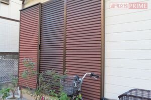 現場宅の雨戸は閉まったままで新聞も少したまっていた。近所では数日留守にしているのだろうと思われていて