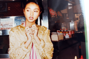 20歳くらいにフィルと付き合っていたころのシンシア。横須賀にあったバーガーショップ『アンディーズバーガー』で働いていた