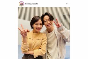 ドラマで共演中の石原さとみと亀梨和也とのツーショット（ドラマ公式SNSより）