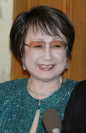 四代目坂田藤十郎の妻である扇千景は、結婚のために宝塚歌劇団を引退し、芸能活動から一時、離れている。