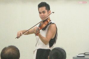 ミニコンサートで演奏する式町水晶